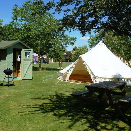 Camping La Foret De Tesse Exterior foto